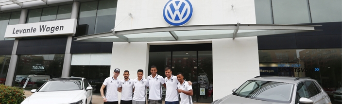 Los jugadores del Valencia CF han recogido sus vehículos Volkswagen en Levante Wagen.
